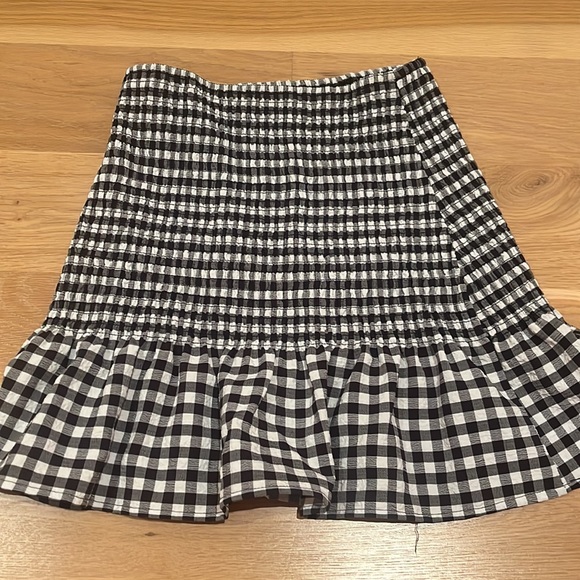 Black and White Skirt made by the brand DIVIDED - Picture 2 of 2